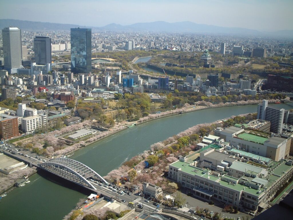 大阪アメニティパークのＯＡＰタワー展望フロアからの景色、大阪城(右上)、造幣局の桜(右下)