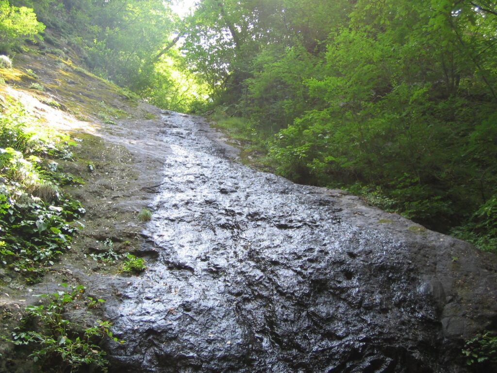 吾妻峡　吾妻渓谷　栃洞の滝　岩肌を撫でるように流れる滝