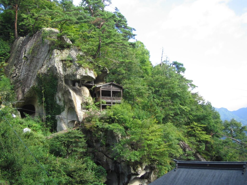 山形県山寺胎内堂