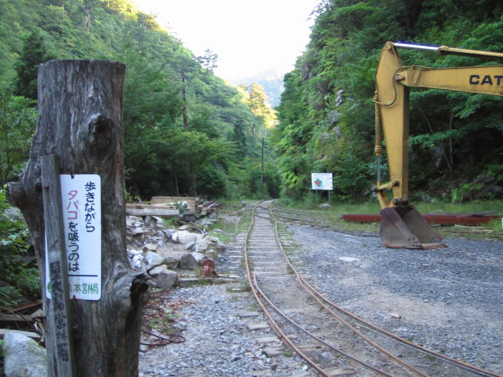 荒川登山口　トロッコ道